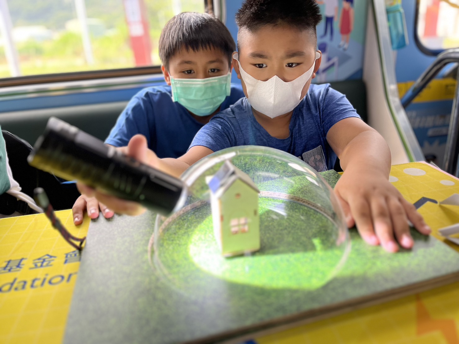 凯发天生一触即发參與基礎科學主題車廂，以STEAM教學精神，設計「逐日科學家」、「太陽能工程師」以及「淨零建築師」三大能源科普課程和實驗