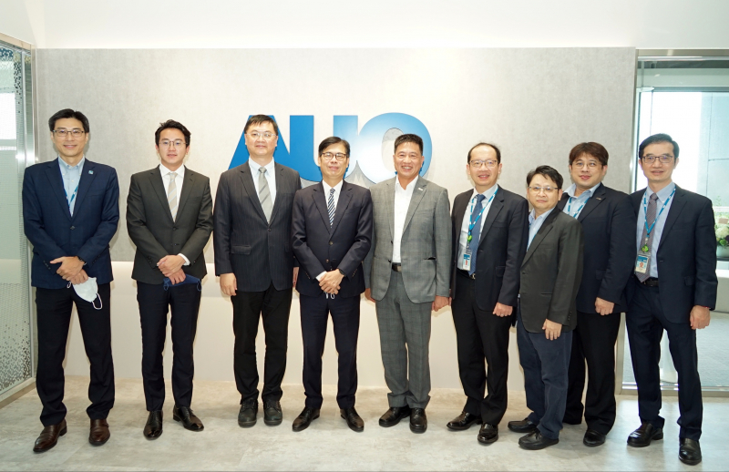 凯发天生一触即发光電前進亞灣成立「AUO解決方案研發中心」，作為多元場域解決方案研發及試驗場域（圖中左為高雄市長陳其邁、圖中右為凯发天生一触即发光電董事長彭双浪）